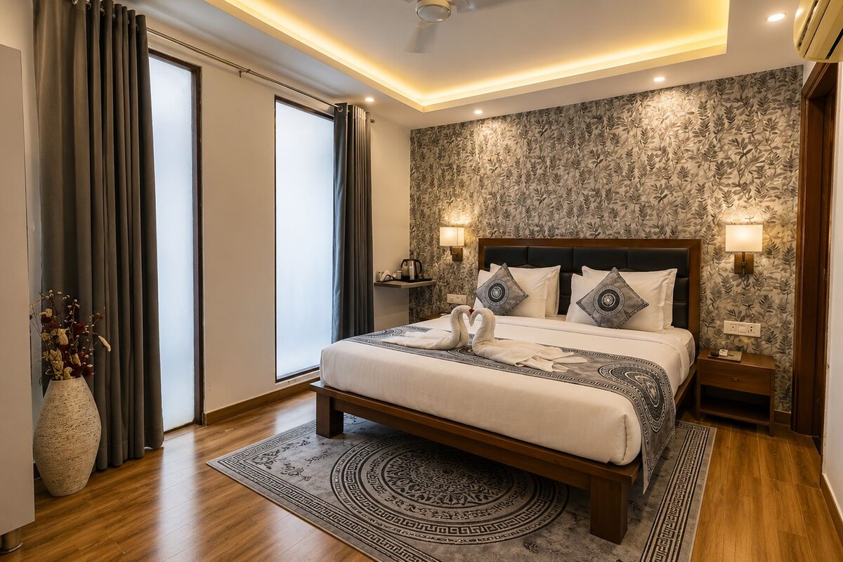 Phòng Deluxe (Super Deluxe Room) | Bộ đồ giường cao cấp, bàn ủi/dụng cụ ủi quần áo