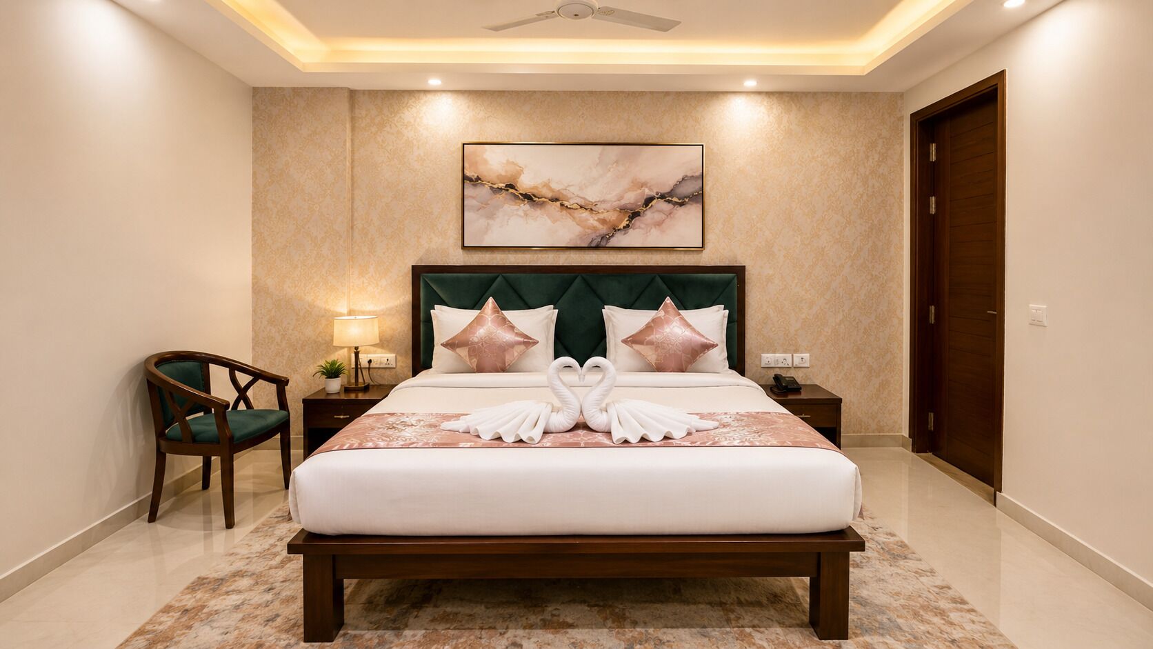Ein Hotelzimmer mit einem großen Bett, einem Kopfteil, einem Nachttisch, einem Sessel, einem Wandbild und einer Tür.
