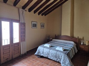 Superior-Doppelzimmer, 1 Queen-Bett, Balkon, Bergblick | Verdunkelungsvorhänge, Zustellbetten, kostenloses WLAN, Bettwäsche