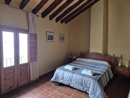 Cortinas blackout, wifi gratis y ropa de cama
