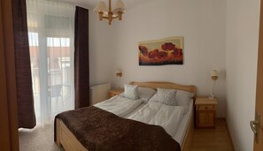 2 bedrooms, WiFi, bed sheets - KŐNIG APARTMAN III. /LIZA APARTMAN/HÉVÍZ.300 MÉTERRE A HÉVÍZI TERMÁL TÓTÓL! (Hévíz)