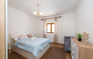 2 bedrooms, travel crib, free WiFi, bed sheets