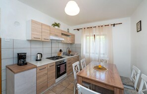 Fridge, oven, stovetop, coffee/tea maker