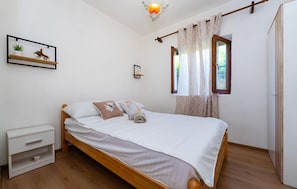 2 bedrooms, travel cot, free WiFi, bed sheets - Pet friendly home in Benkovac (Benkovac)