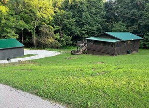 Property grounds - Charming 2-bedroom house located in beautiful wooded setting! (Raceland)