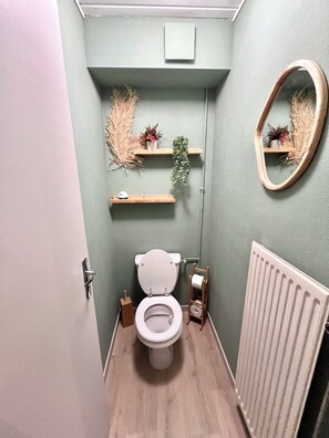 Douche, sèche-cheveux, bidet, savon