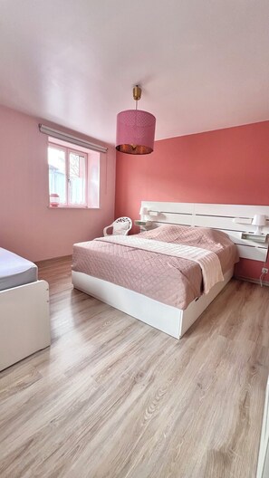 3 chambres, fer et planche à repasser, lit parapluie, Wi-Fi