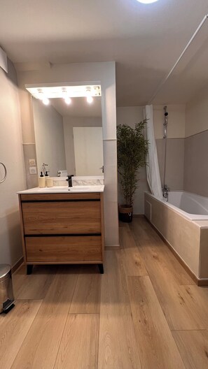 Douche, sèche-cheveux, bidet, savon