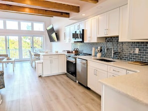 Kühlschrank, Mikrowelle, Geschirrspüler, Toaster