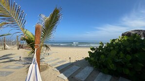 Beach - Bungalow on the beach in front of the warm and calm sea of Canoas de Punta Sal. (Canoas)
