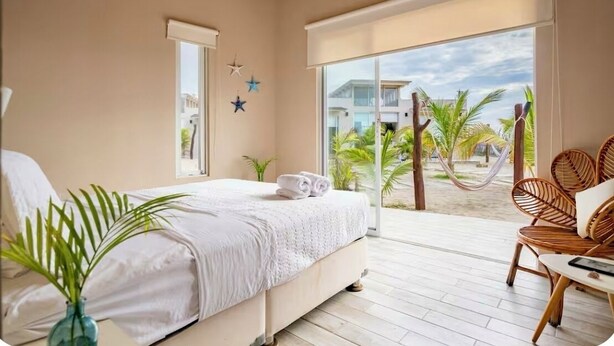 2 bedrooms, iron/ironing board, travel cot, WiFi - Bungalow on the beach in front of the warm and calm sea of Canoas de Punta Sal. (Canoas)