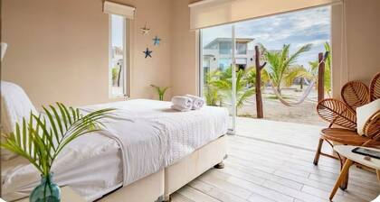 Bungalow on the beach in front of the warm and calm sea of Canoas de Punta Sal.