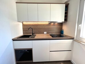 Kühlschrank, Mikrowelle, Herdplatte, Geschirrspüler