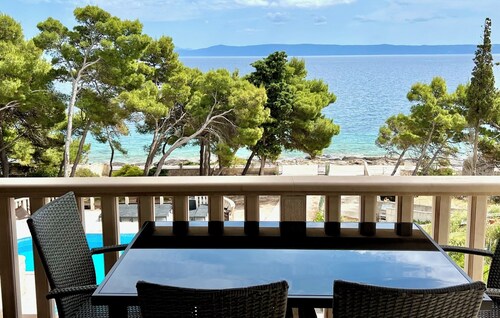 Vila Vera Seafront Apartments. Apartment for 4 Guests Facing the Sea