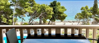 Vila Vera Seafront Apartments. Apartment for 4 Guests Facing the Sea