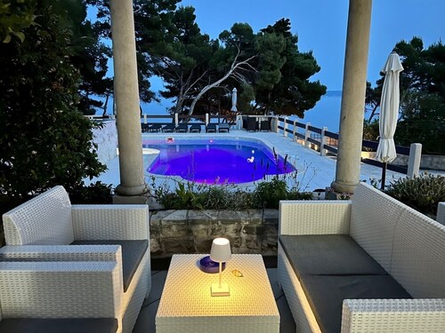 Vila Vera Seafront Apartments. Apartment for 4 Guests Facing the Sea