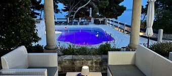 Vila Vera Seafront Apartments. Apartment for 4 Guests Facing the Sea