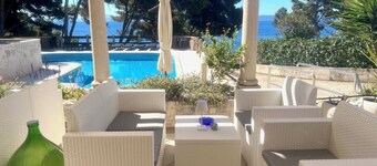 Vila Vera Seafront Apartments. Apartment for 4 Guests Facing the Sea
