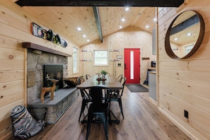 Dining - The Mont Haus- WOOD FIRED SAUNA - Minutes to Mt. Snow and Stratton! (Wardsboro)