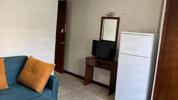 Basic Double Room Single Use, City View | Living area