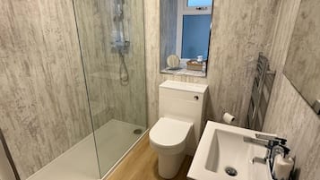 Regadera, secadora de cabello, toallas, jabón