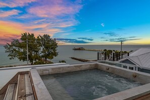 Bañera de hidromasaje al aire libre