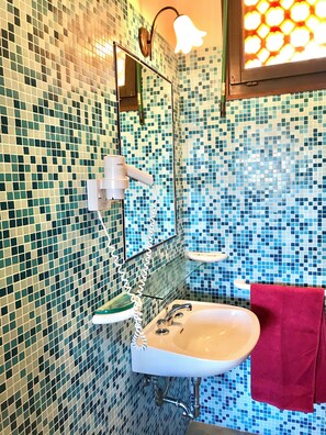 Shower, rainfall showerhead, hair dryer, bidet - Hotel in Stintino 50 mt from the sea (Stintino)