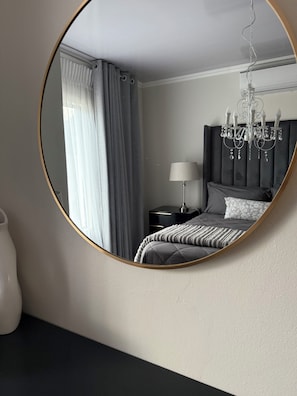 2 habitaciones, tabla de planchar con plancha, wifi y ropa de cama