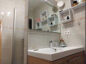 Shower, hair dryer, towels, toilet paper - Cozy apartment in charming Sedan with WiFi access (Sedan)