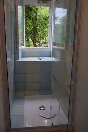 Shower, hair dryer, toilet paper - Large apartment 5 minutes' walk from Joyeuse, its shops and famous market. (Joyeuse)