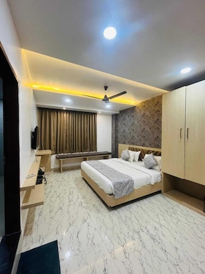 Habitación doble estándar, vista a la ciudad | Escritorio y wifi gratis 