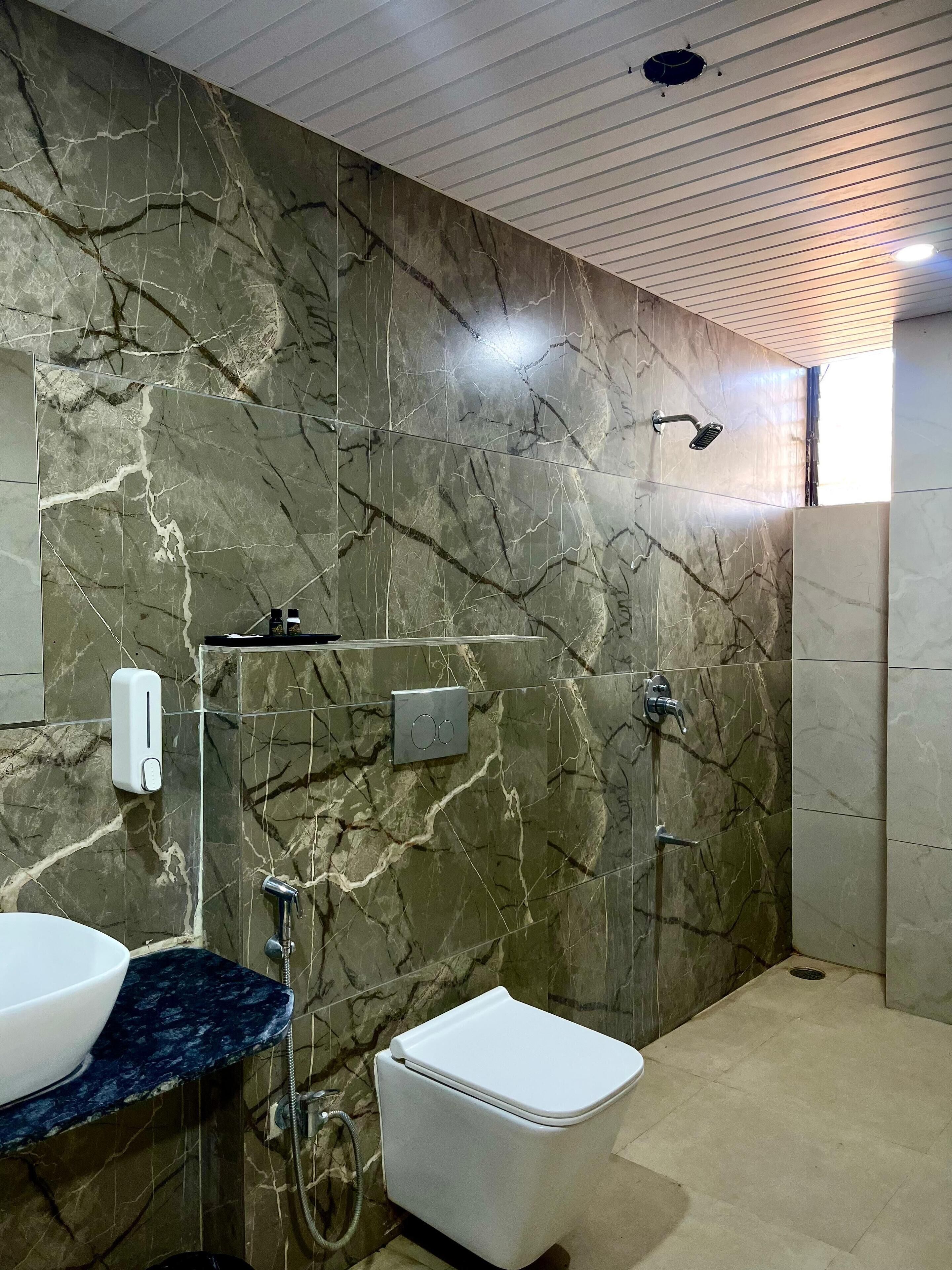 Kahden hengen standard-huone, kaupunkinäköala | Kylpyhuone | Suihku, ilmaiset hygieniatuotteet, hiustenkuivaaja, pyyhkeet