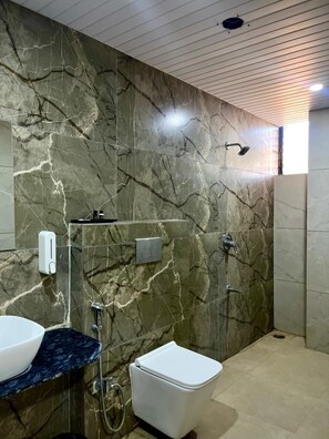 Standaard tweepersoonskamer, uitzicht op de stad | Badkamer | Een douche, gratis toiletartikelen, een haardroger, handdoeken