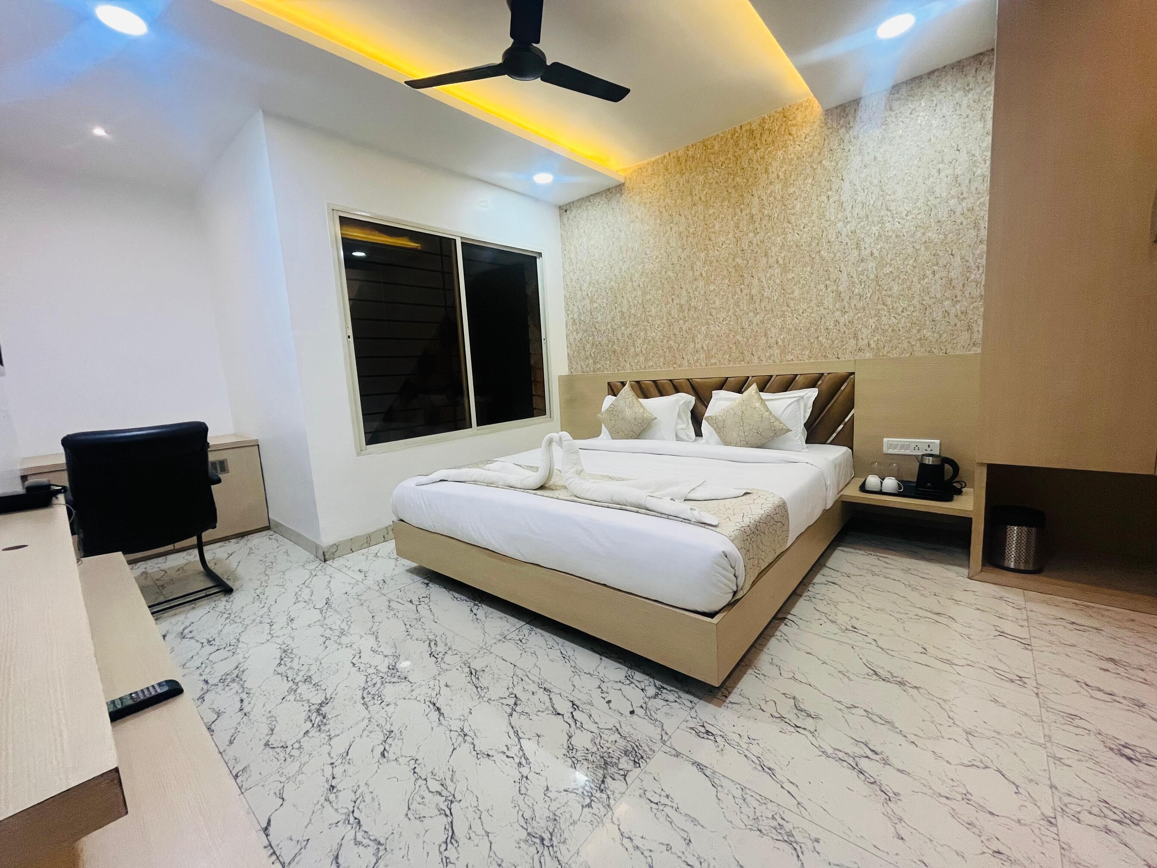 Habitación estándar doble, vistas a la ciudad | Escritorio y wifi gratis