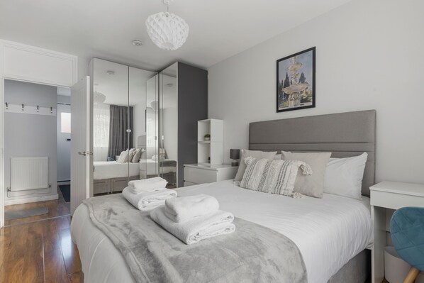 3 bedrooms, iron/ironing board, internet, bed sheets