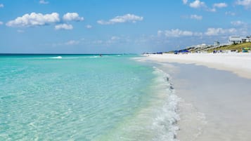 Una spiaggia nelle vicinanze