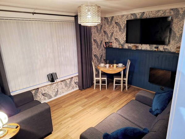 Apartment, 1 Bedroom, Accessible | Living room | Books