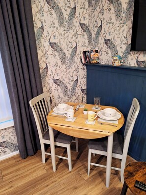Apartment, 1 Bedroom, Accessible | Dining room