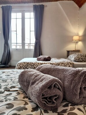 3 bedrooms, desk, iron/ironing board, travel crib