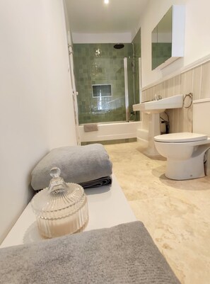 Dusche, Haartrockner, Bidet, Handtücher