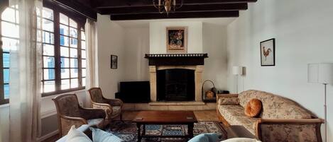 Smart-tv, eldstad och printers