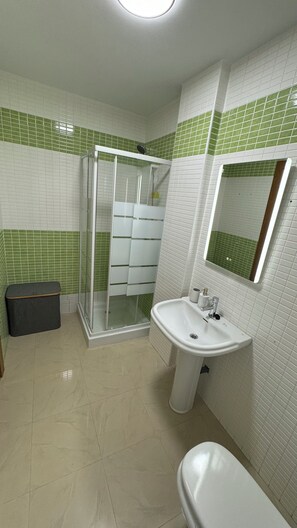 Een haardroger, een bidet, handdoeken, zeep