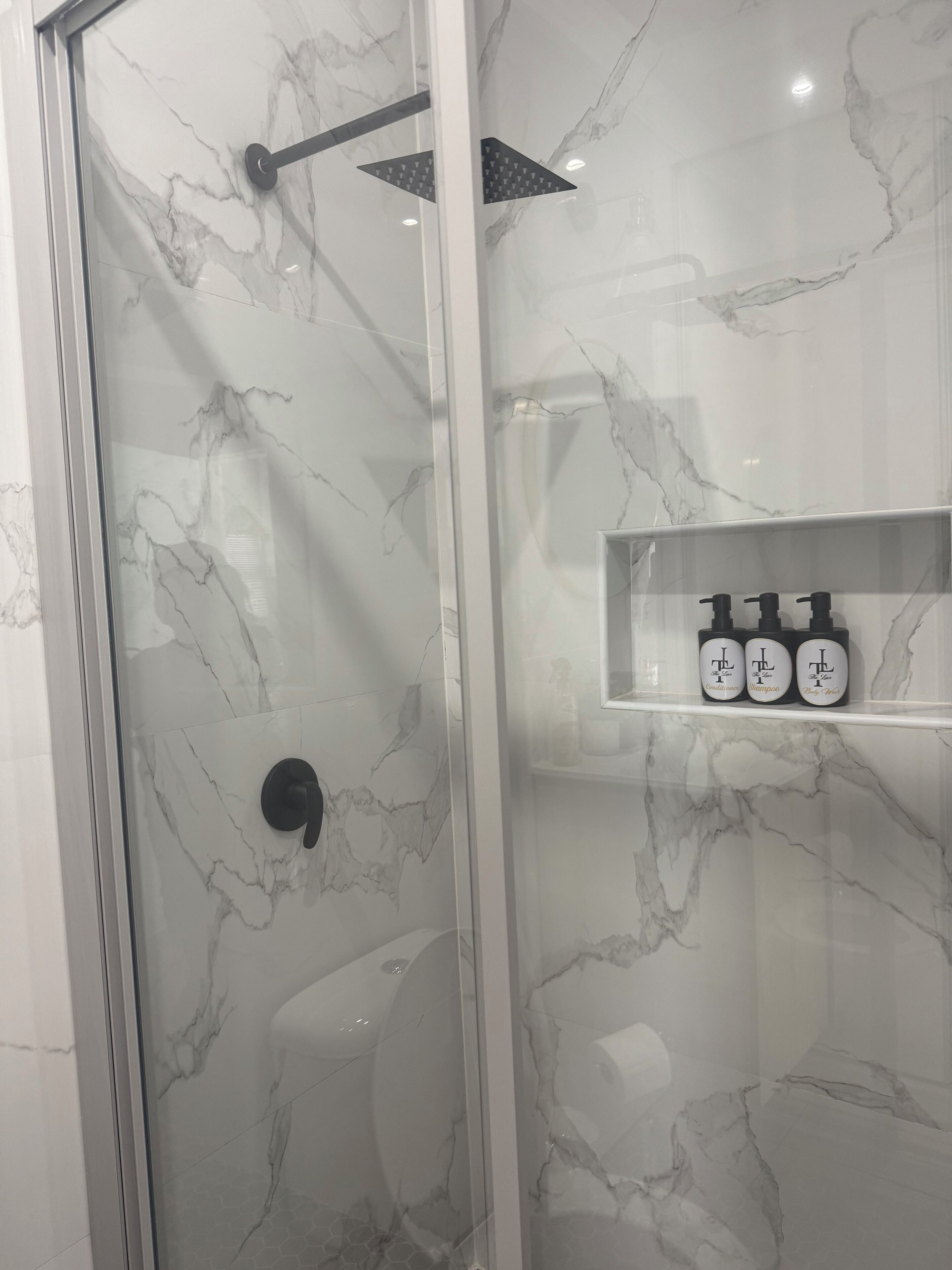 Haartrockner, Handtücher, Seife, Toilettenpapier