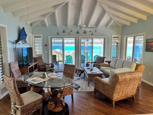 Diamond in Paradise-Hear the waves, feel the breezes from this 3 bedroom villa!