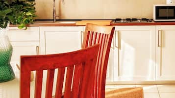 Frigorífico, microondas, placa de cocina y cafetera o tetera