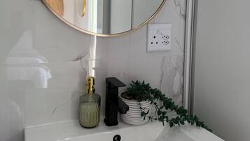 Chuveiro, secador de cabelo, toalhas de banho, sabonete