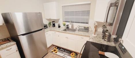 Geladeira, micro-ondas, fogão, cooktop