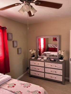4 bedrooms, iron/ironing board, WiFi, bed sheets