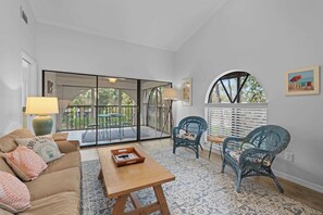 TV, offices - Hidden Gem - Refurbished Central Naples Location (Naples)