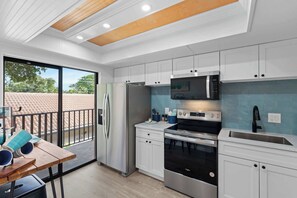 Fridge, microwave, oven, stovetop - Hidden Gem - Refurbished Central Naples Location (Naples)